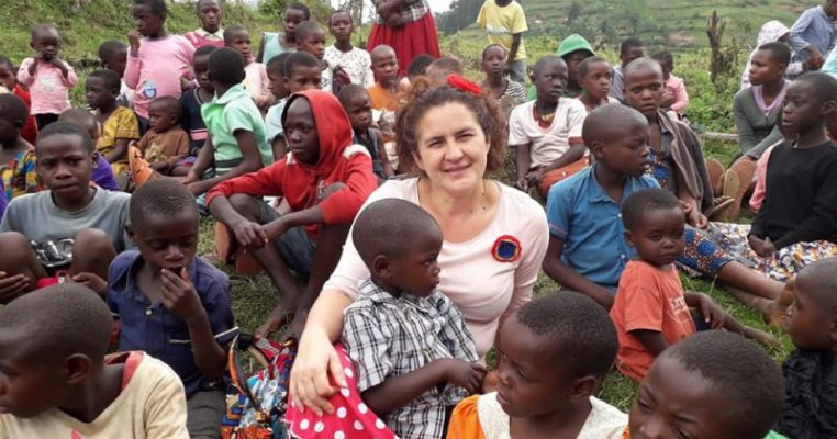 Povestea croitoresei din Buzău care a plecat în Africa să salveze copii: “Cu ai mei am fost o mamă dură, dar pe ei pot să îi bibilesc”