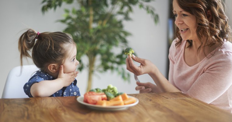 7 trucuri eficiente de la părinții care și-au convins copiii să mănânce legume