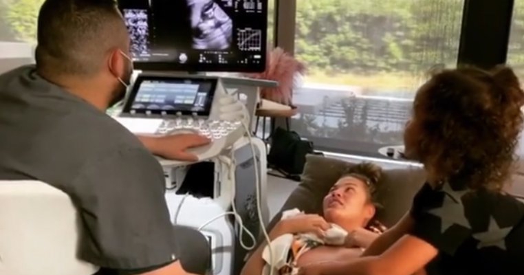 Vedeta riscă să piardă sarcina! "M-am ridicat din pat 5 minute şi am sângerat peste tot"