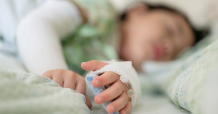 ”Lăsați-mă să mor!” Replica unei fetițe de 7 ani dată medicilor, când ajunge la spital din cauza abuzurilor părinților ei