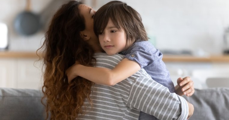Nu-ţi forţa copilul să spună că îi pare rău. Mai bine învaţă-l să facă asta