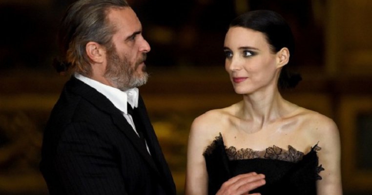 Joaquin Phoenix şi Rooney Mara au devenit părinţi. Au ales un nume superb pentru bebeluș