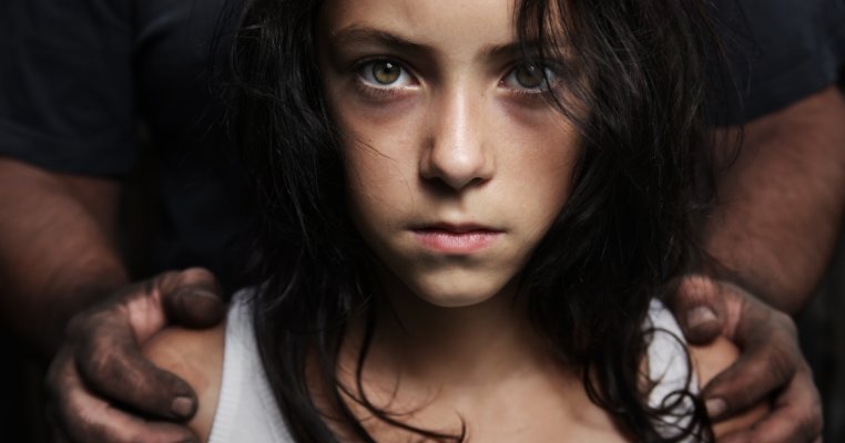 Abuzul a durat de când aveam 8-9 ani, până la 15-16 ani. De sute de ori. Mama mea a știut, dar nu a făcut nimic