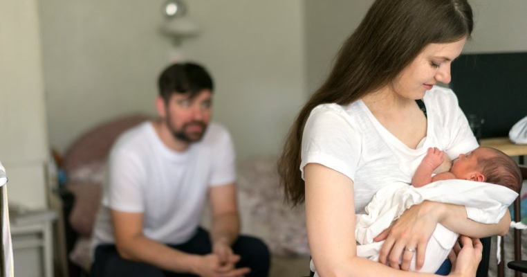 Soţul ei a ascuns laptele praf pentru a o forţa să alăpteze copilul chiar şi cu sânii însângeraţi