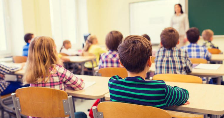 Anchetă în Tulcea după ce o profesoară a refuzat să poarte masca la şcoală şi a îndemnat şi copiii să facă asta