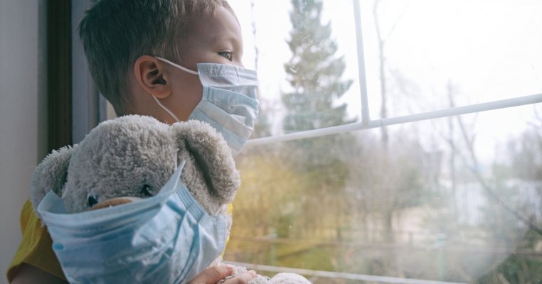 10% dintre bolnavii de COVID-19 din România sunt copii. Ministrul Tătaru: tratamentul „nu se face printr-un antibiotic dat acasă de părinţi”