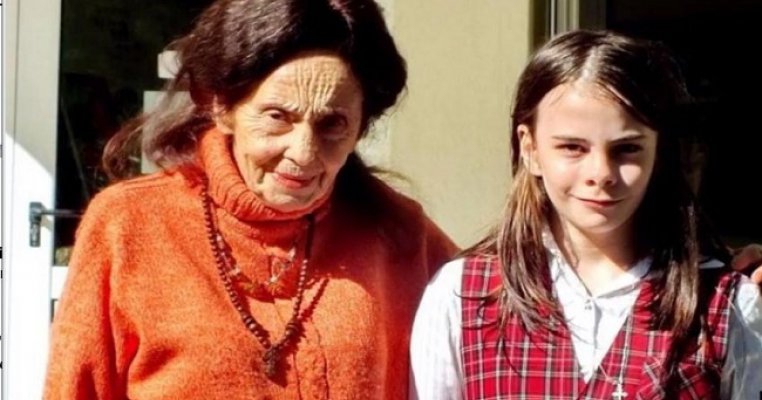 Cea mai bătrână mamă din România nu are bani să-şi crească fetiţa. Are datorii uriaşe!