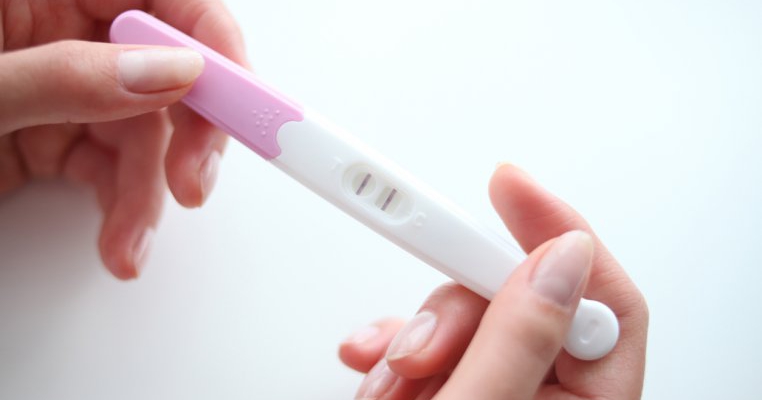 Afacerea momentului pe Facebook: Gravidele își vând testele pozitive de sarcină