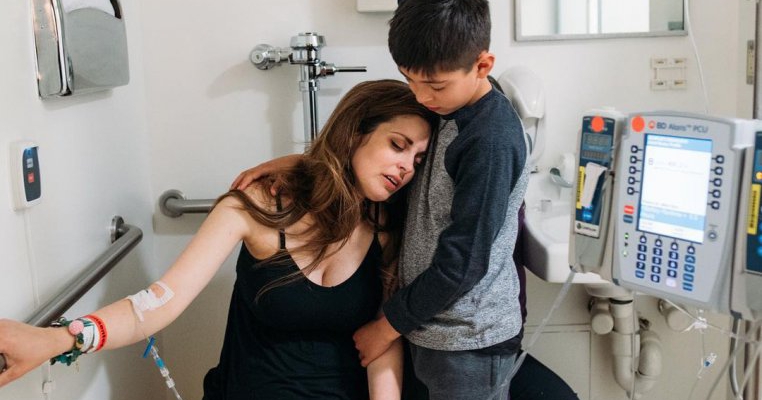 Copilul-minune: La numai 9 ani și-a asistat mama în travaliu și a adus pe lume propria surioară! Fotografiile care au cucerit planeta