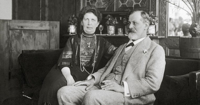 Ce îi spunea Freud mamei celor şase copii ai săi: "Căsnicia nu e stabilă până când soţia nu reuşeşte să-l transforme pe soţ în copilul ei". Secretul unui mariaj de 53 de ani