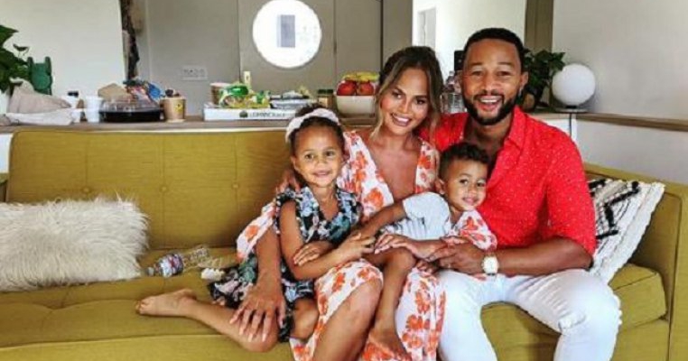 Chrissy Teigen despre problemele ei cu alăptarea: "Este timpul să normalizăm şi laptele praf"