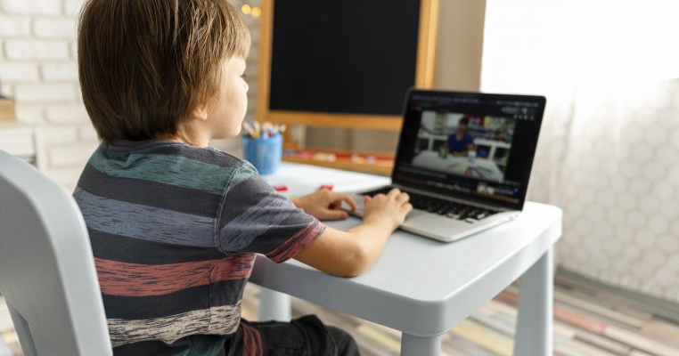 Important! S-a decis: cât mai durează școala online