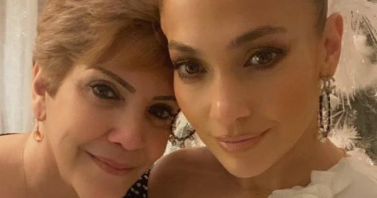 Poză rară cu Jennifer Lopez și mama ei. La 75 de ani pare sora fiicei ei