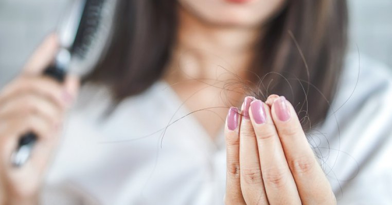 7 vitamine pentru mamele care au probleme cu căderea părului