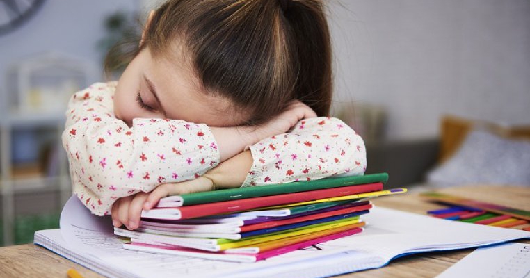 9 probleme pe care le poate avea un copil mereu obosit