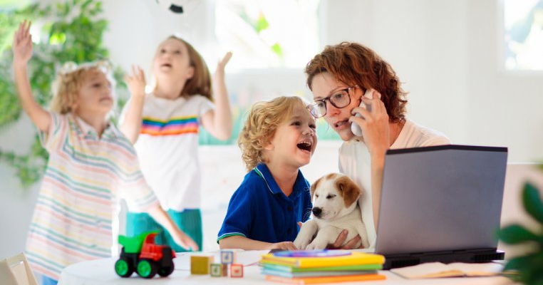 Lucratul de acasă și școala online a copiilor afectează mai mult femeile decât bărbații