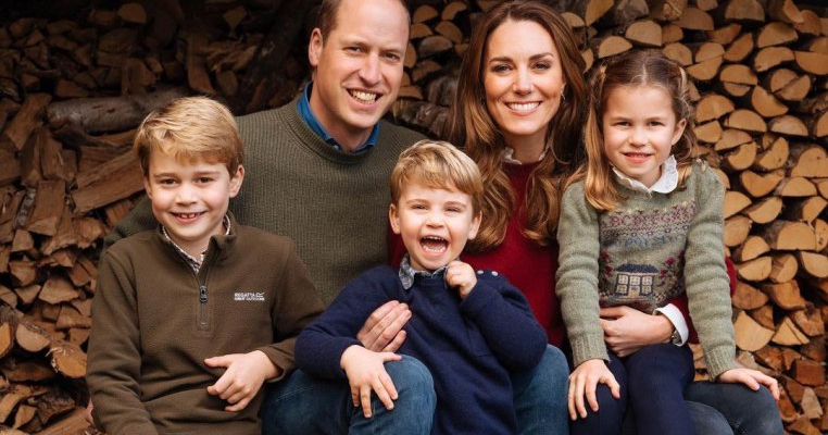 Kate Middleton și Prințul William au publicat fotografia oficială de Crăciun! Mezinul familiei a cucerit planeta cu zâmbetul lui