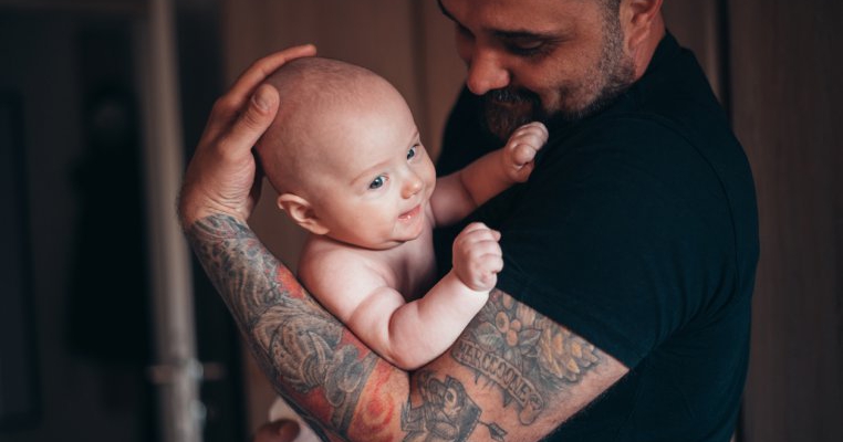 Cel mai dedicat tată: și-a tatuat semnul din naștere al fiului său, în semn de solidaritate