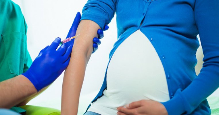 Femeile însărcinate şi cele care alăptează se pot vaccina împotriva COVID-19? Ce spun experţii