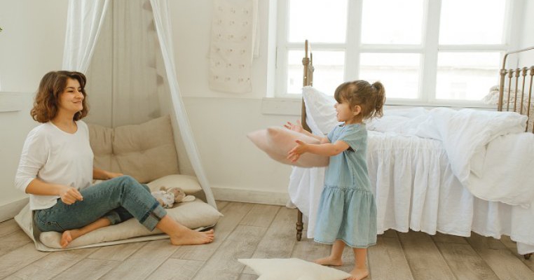 Tendinţa de parenting în 2021: cum te poate ajuta minimalismul să fii un părinte mai bun