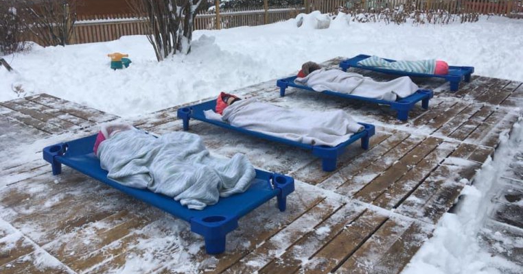 Cum arată somnul de prânz de la grădiniță al copiilor din Quebec: afară, în paturi, la 0 grade Celsius