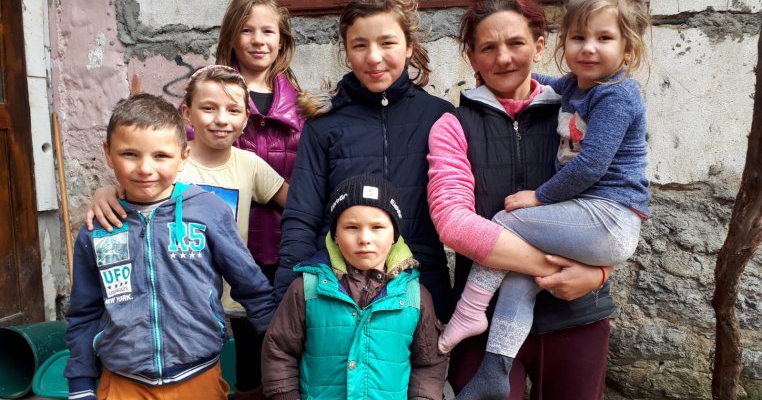 Sunt 7 și se au doar unul pe altul! Ajută-i să aibă o viață mai bună