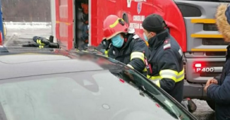 Copil de 2 ani blocat în mașină singur pe autostrada A1. Au intervenit pompierii
