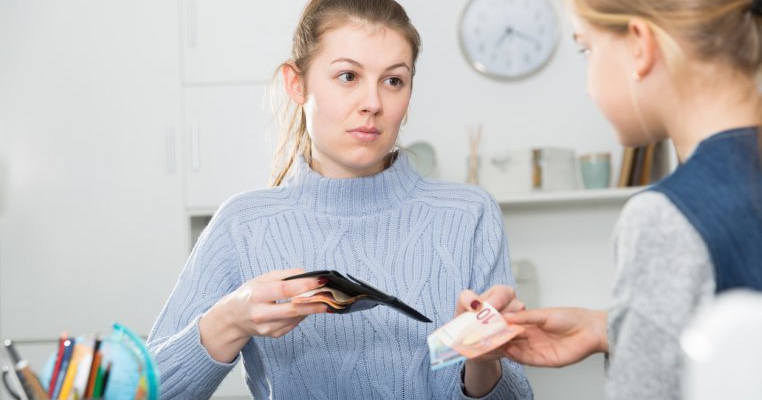O mamă recunoaște că îi dă bani copilului său ca să meargă la culcare