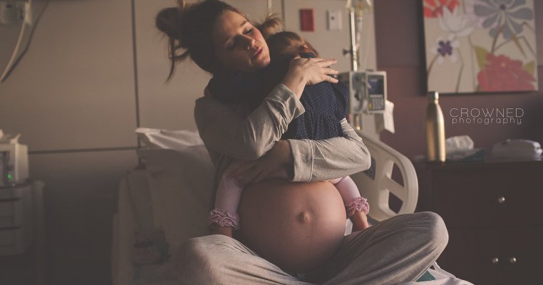 Emoționant! O mamă își ia la revedere de la primul copil, înainte de a-l naște al doilea