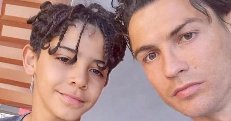 Cristiano Ronaldo le interzice copiilor lui să mănânce cartofi prăjiți, dar el mănâncă pizza. A fost dat de gol chiar de mama lui