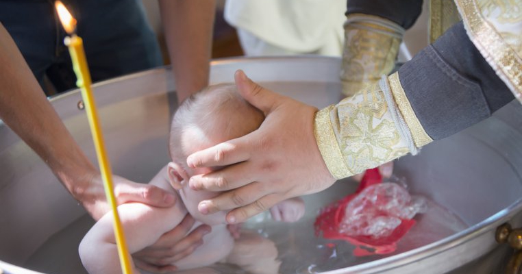 Scufundat în cristelniţă la botez, un bebeluş din Suceava a decedat. "Avea o grămadă de apă în plămâni", spun medicii