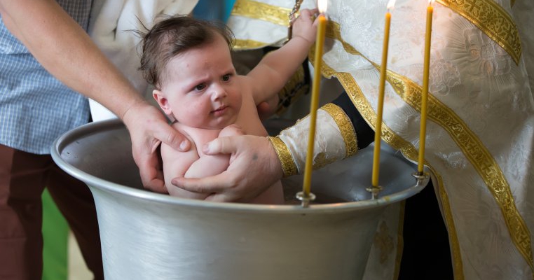 Când religia se transformă în barbarie și incompetență, ne mor copiii la botez