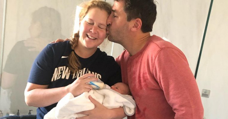 Amy Schumer a publicat o poză nud cu cicatricea de la cezariană, iar curajul ei inspiră milioane de mămici!