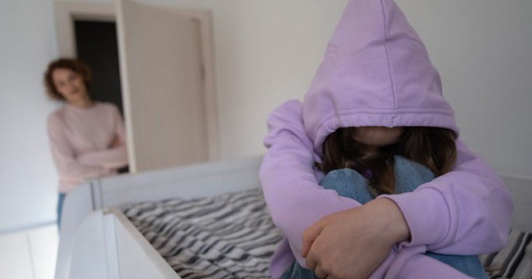 O fetiţă româncă şi-a anunţat profesoara că mama ei vrea să o vândă pe 3000 de euro. Cum a reuşit să evadeze