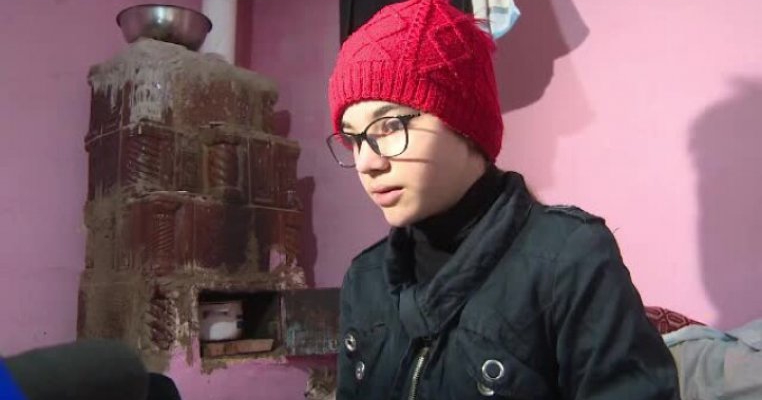 La 11 ani o fetiță din Gorj își dorește de ziua ei doar un braț de lemne, ca să nu îi mai fie frig