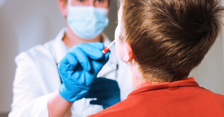 #ȘcoalaînRomânia. Două treimi din școli nu au acces la personal medical pentru testare COVID
