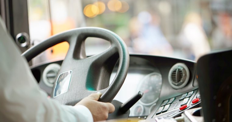 Așa da! În Iași elevii vor merge la școală cu autobuze și tramvaie dedicate numai lor