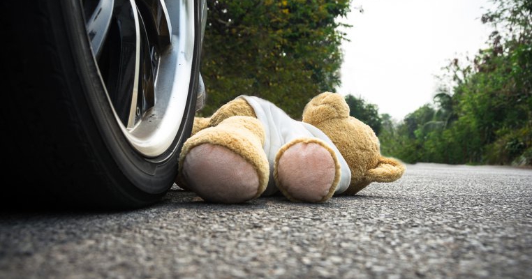 O fetiță de 1 an și-a găsit sfârșitul călcată de tatăl ei cu mașina. Avertismentul mamei ei pentru toți părinții