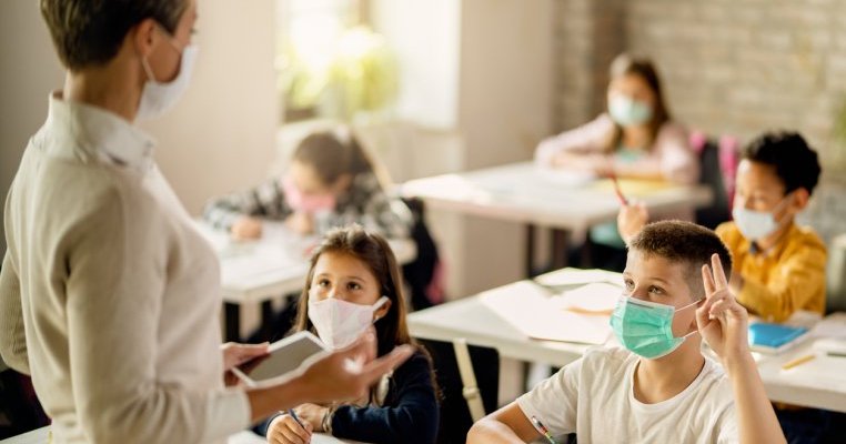 Trei elevi din Galați au ajuns la spital dupa ce au stat la ore cu lămpile UV de sterilizare aprinse
