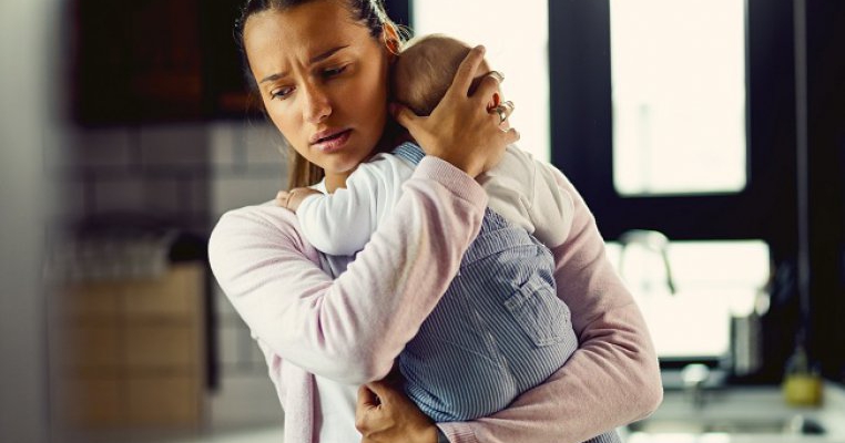 Anxietatea după naștere m-a făcut să regret că am devenit mamă