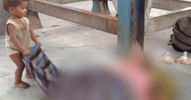 Sfâșietor! Un copil încearcă să-și trezească mama decedată într-o stație de tren
