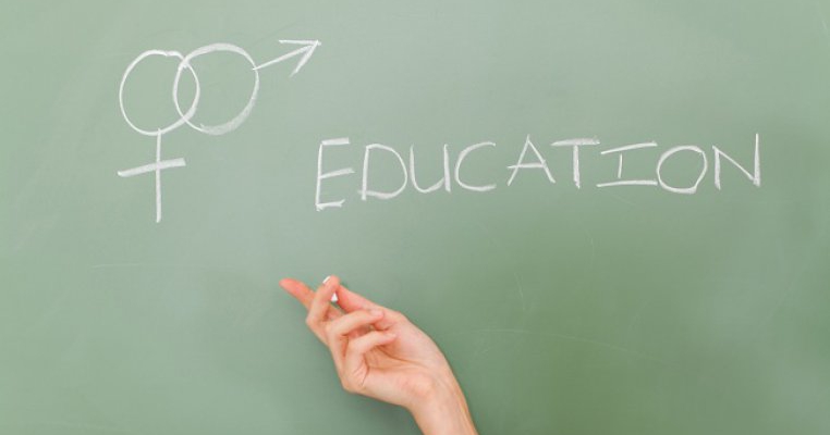 OMS, reguli pentru educația sexuală la copii: la 4 ani învață despre masturbare și la 9 ani despre homosexualitate