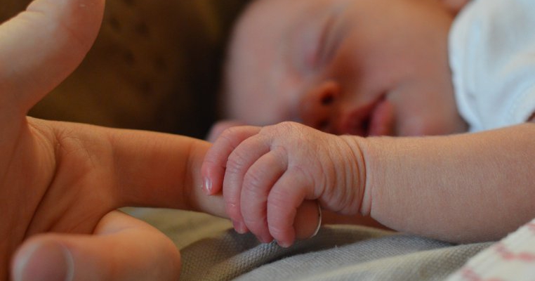 O femeie cu transplant de uter a născut un copil perfect sănătos