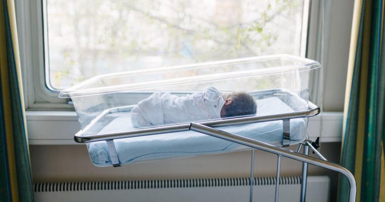 O adolescentă din Buzău a devenit mamă la 13 ani