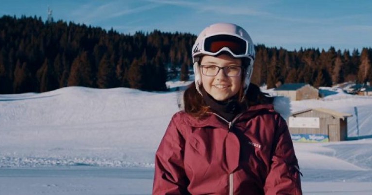 La 8 ani a învins cancerul, dar și-a pierdut piciorul. Și totuși Maya luptă acum să devină campioană la snowboarding