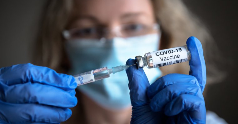 Se începe vaccinarea în învățământ! Cine va primi vaccinul AstraZeneca