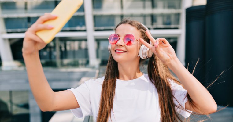 Fără cărare laterală, blugi skinny și emoji „râd cu lacrimi”. Trei semne că ești bătrân, conform generației Z
