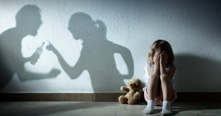 Un copil de 7 ani a sunat la 112 pentru a-și salva mama de bătăile tatălui
