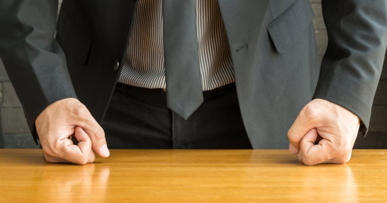 Un învățător din Iași este înregistrat în timp ce înjură și amenință elevii