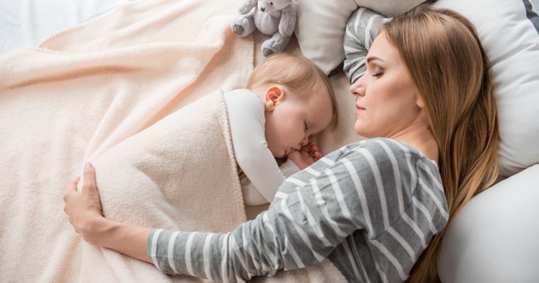 Ce efecte poate avea lipsa unui somn de calitate pentru mami și bebe?